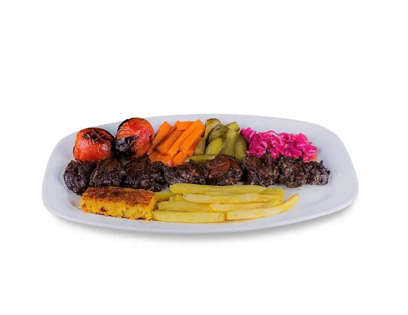 سفره ای دلپذیر از کباب های تازه و آبدار به همراه گوجه کبابی، سیب زمینی سرخ کرده، ته دیگ و مخلفات لذیذ در رستوران صدر سان (شعبه فاطمی).