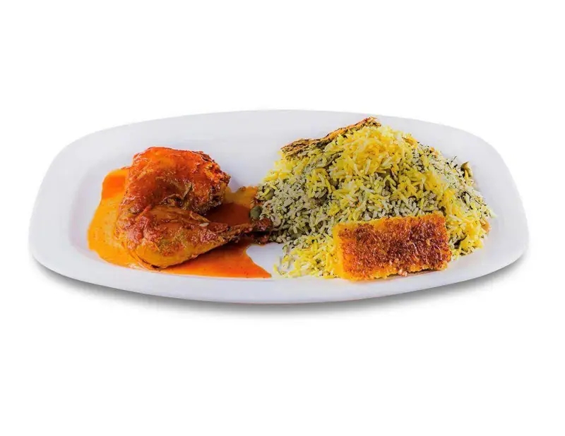 غذای اصیل ایرانی: مرغ و پلو زعفرانی با ته دیگ ترد، سرو شده در رستوران صدر سان شعبه فاطمی، انتخابی دلپذیر.