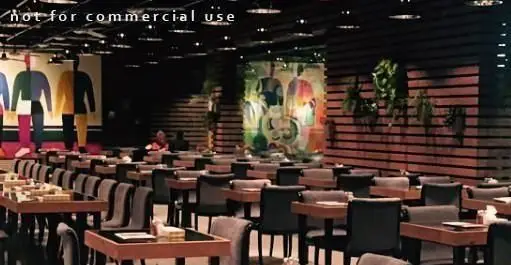 محیط دلباز و دکوراسیون مدرن رستوران ایرانی ته دیگ، با چیدمان شیک میز و صندلی‌ها برای تجربه غذایی لذت‌بخش و اصیل ایرانی.