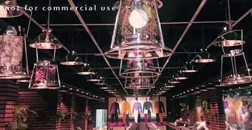 فضای داخلی رستوران ایرانی ته دیگ با نورپردازی مدرن و لامپ‌های آویز خاص، محیطی دلنشین و شیک برای تجربه غذای اصیل ایرانی.