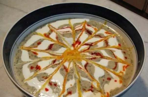 آش راد، غذای سنتی ایرانی با تزیین هنرمندانه و طعمی بی‌نظیر، پخته شده در آش و حلیم پزی راد برای تجربه یک وعده غذایی دلچسب.