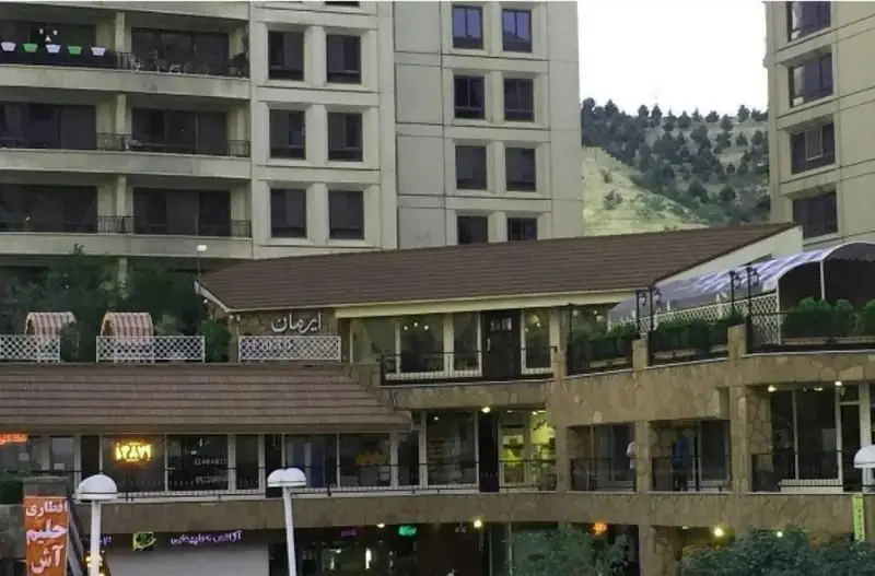 رستوران فرنگی ایرمان با نمای جذاب، بالکن‌های دلنشین و چشم‌انداز زیبای کوهستان، مکانی ایده‌آل برای غذای فرنگی.