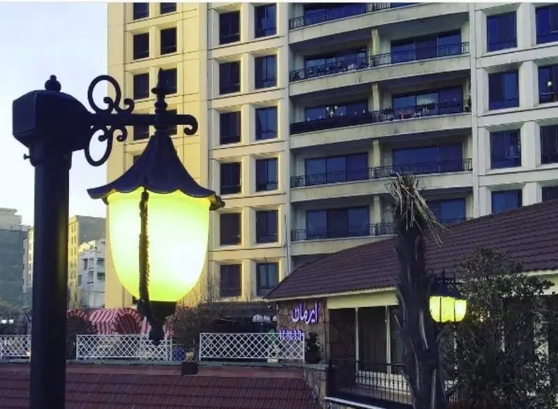 محیط دلنشین و شیک رستوران فرنگی ایرمان در شب، با نورپردازی گرم و بالکن رو به شهر برای تجربه‌ای خاص و خاطره‌انگیز.