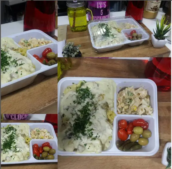 سینی غذای دلپذیر کافه پرشین: پاستا با سس قارچ، سالاد تازه، گوجه گیلاسی، زیتون و خیارشور، ایده‌آل برای سفارش بیرون‌بر.