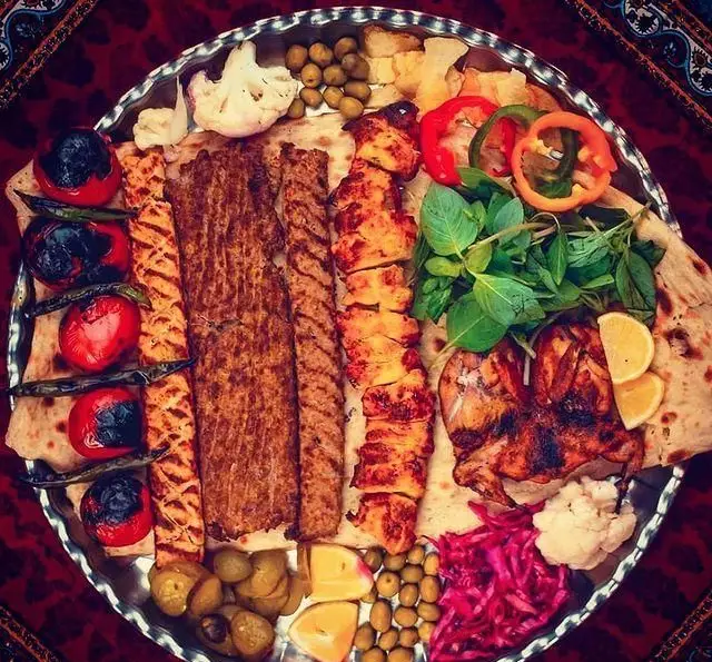 سینی بزرگ و دلنشین انواع کباب ایرانی شامل جوجه، کوبیده، مرغ کبابی و مخلفات کامل و تازه در رستوران سنتی ترمه.