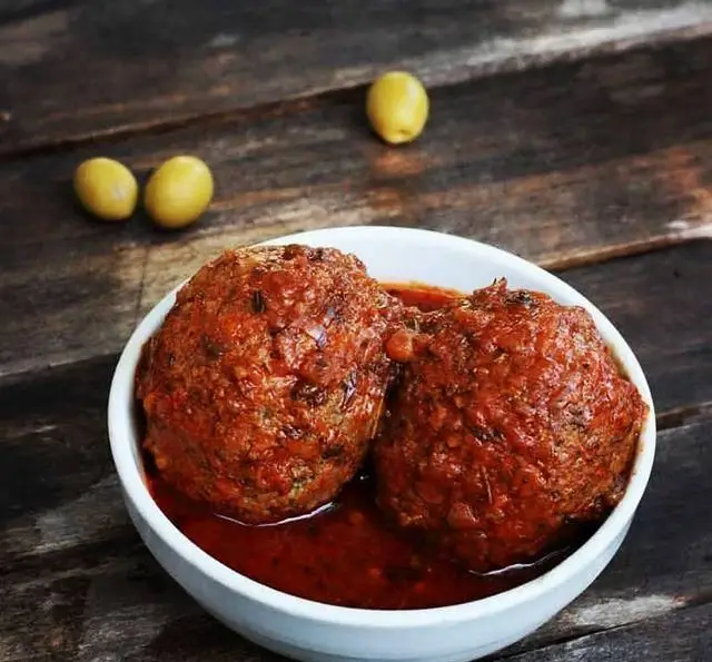 کوفته تبریزی لذیذ و دست‌ساز رستوران سنتی ترمه، همراه با سس غلیظ و زیتون. یک غذای اصیل و سنتی ایرانی برای تجربه طعم بی‌نظیر.