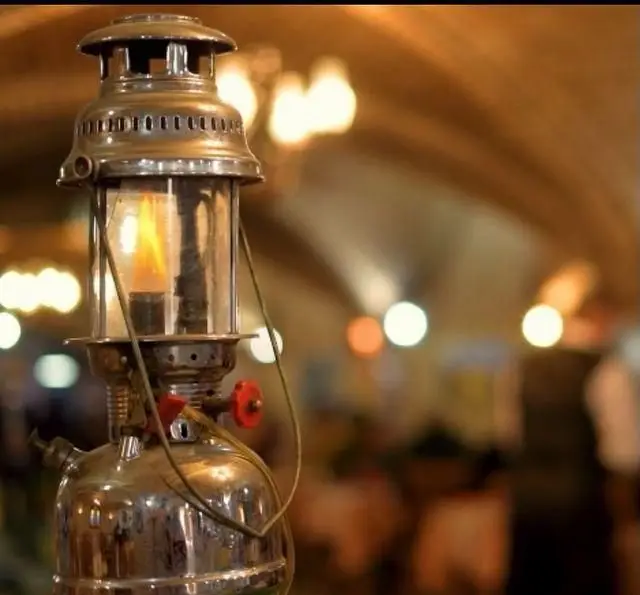 فانوس نفتی کلاسیک و روشن، نمادی از دکوراسیون اصیل و فضای گرم رستوران سنتی ترمه با نورپردازی دلنشین و فضایی آرام.