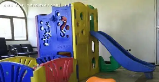 فضای بازی داخلی کودکان در رستوران بادبادک مجهز به سرسره آبی و سازه بازی جذاب، محیطی ایمن برای تفریح خانواده‌ها.