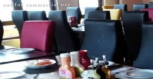 فضای داخلی دلنشین و مدرن رستوران بادبادک، با چیدمان میز و صندلی‌های راحت، محیطی ایده‌آل برای صرف غذا و دورهمی.