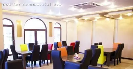 فضای داخلی دنج و مدرن رستوران بادبادک با میز و صندلی‌های رنگی و چوبی، محیطی روشن و دلنشین برای صرف غذا و ناهارخوری.