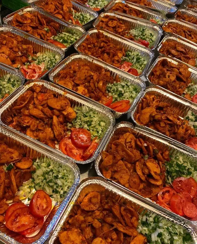 مجموعه‌ای از غذاهای باکیفیت و آماده کترینگ لاوان، بسته‌بندی در ظروف آلومینیومی، مناسب برای سفارشات شرکتی و مراسم شما.