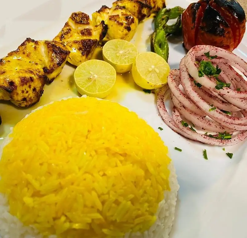 غذای ویژه کترینگ لاوان: چلو جوجه کباب آبدار با برنج زعفرانی، پیاز سماقی، گوجه کبابی، فلفل و لیمو. سفارش آنلاین غذا.