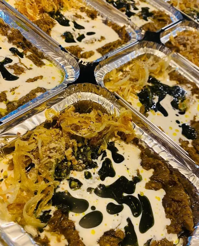 سفارش کشک بادمجان و حلیم بادمجان مجلسی کترینگ لاوان در ظروف آلومینیومی، غذای سنتی ایرانی برای مهمانی و مجالس.