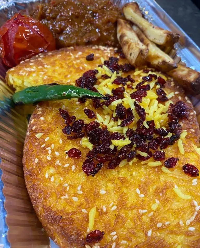 غذای کامل کترینگ لاوان: ته چین طلایی، زرشک پلو، خورشت ایرانی، سیب زمینی و گوجه فرنگی، بهترین انتخاب برای ناهار شما