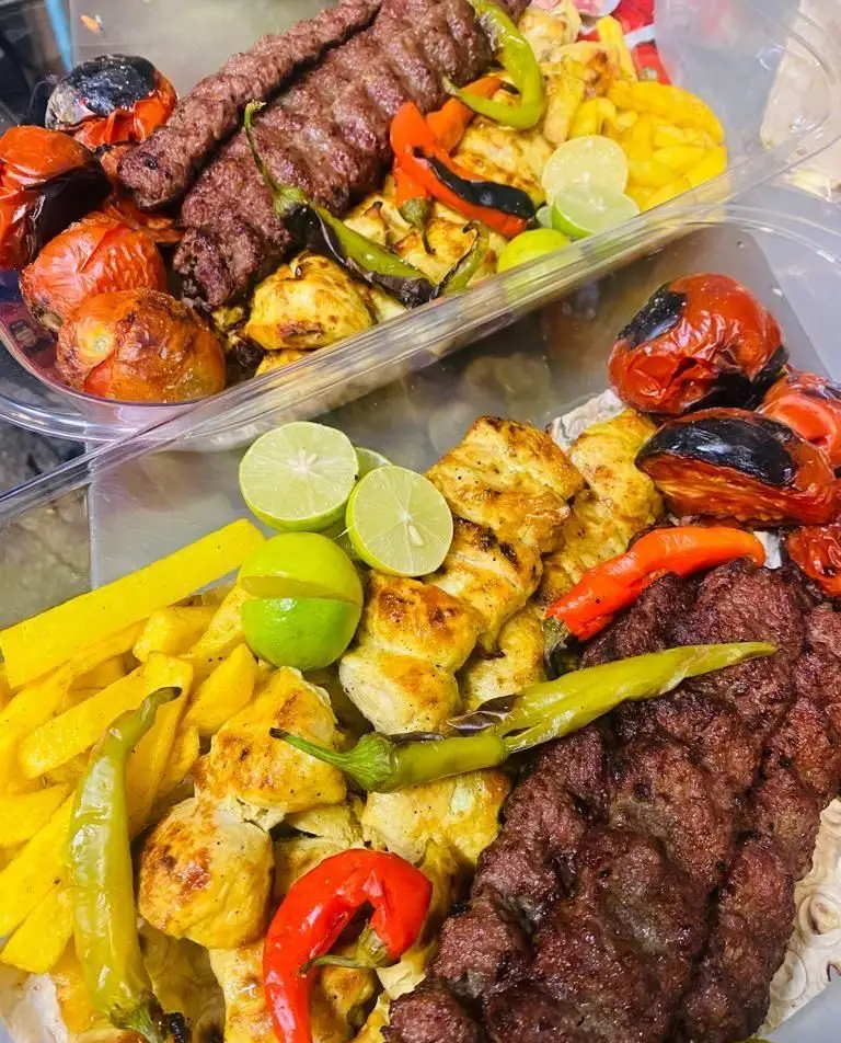 دو سینی غذای کامل و لذیذ کترینگ لاوان: کباب کوبیده، جوجه کباب، گوجه و فلفل کبابی، سیب زمینی سرخ کرده و لیمو.