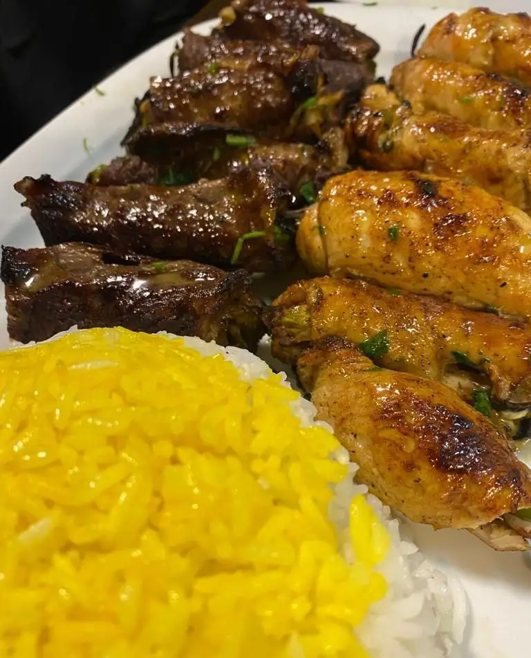 بشقاب غذای خوش طعم کترینگ لاوان شامل کباب گوشت و جوجه کباب آبدار، همراه با برنج زعفرانی، بهترین انتخاب برای تهیه غذا.