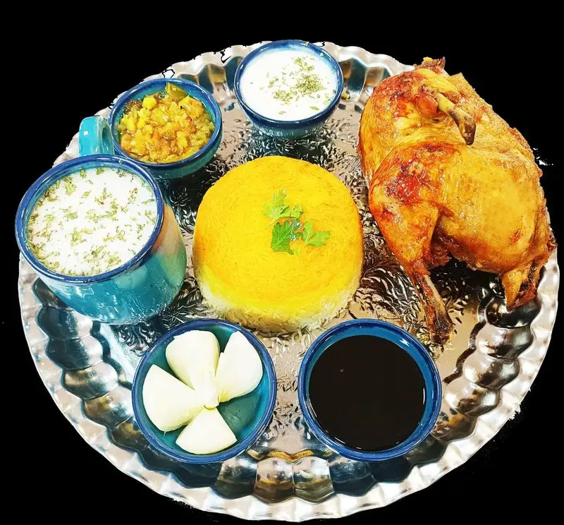 سینی غذای کامل هایپر فود مزه بازار: مرغ بریان، پلو زعفرانی، خورشت، دوغ، ماست و خیار، سیر و سس انار. تجربه‌ای بی‌نظیر از طعم اصیل ایرانی.