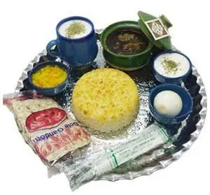 سینی شیک غذای اصیل ایرانی مزه بازار: پلو زعفرانی، خورشت، دوغ، ماست، تخم مرغ و نان تازه. بهترین تجربه غذایی هایپر فود.