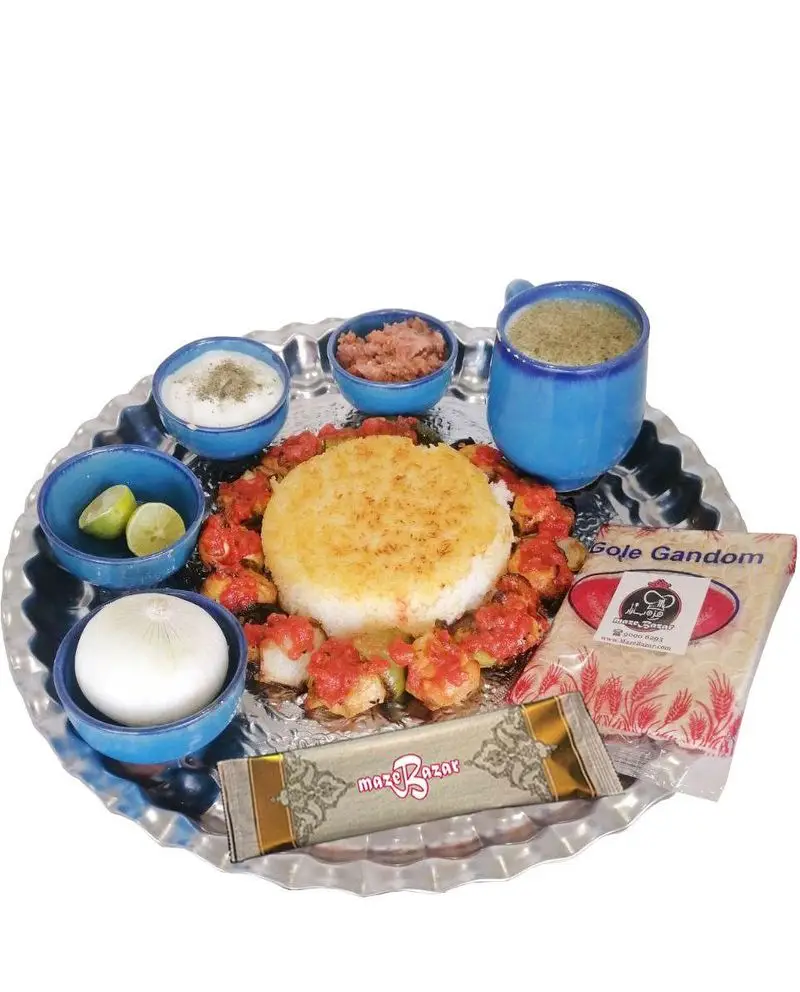 سینی غذای اصیل ایرانی هایپر فود مزه بازار: کباب، برنج زعفرانی با ته دیگ طلایی و مخلفات تازه برای تجربه‌ای لذت‌بخش.