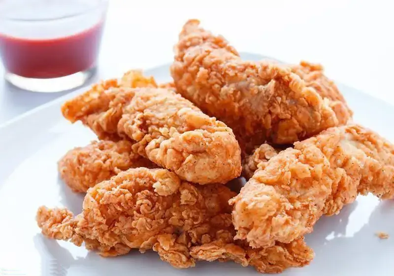 چیکن استریپس ترد و برشته فست فود چیکولند، غذای آماده خوشمزه با سس قرمز، تجربه‌ای دلپذیر از مرغ سوخاری عالی.