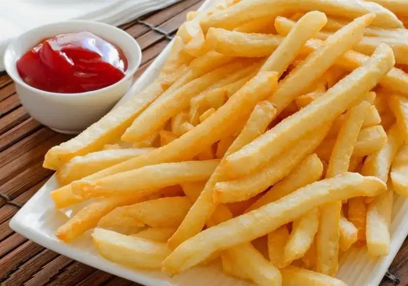 سیب زمینی سرخ کرده تازه و کریسپی چیکولند، آماده سرو در کنار سس کچاپ قرمز. بهترین سیب زمینی سرخ شده فست فود چیکولند را تجربه کنید.