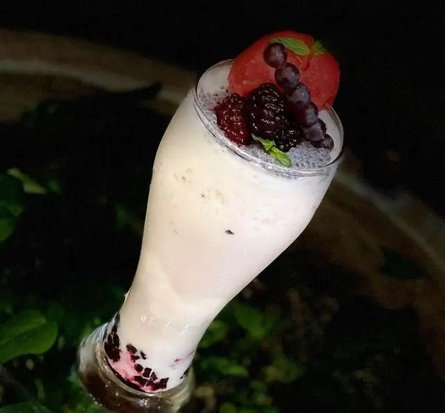نوشیدنی خنک و تازه کافه چوب سبز: میلک شیک میوه‌ای با توت سیاه، انگور، هندوانه و تخم شربتی. تجربه‌ای دلپذیر.