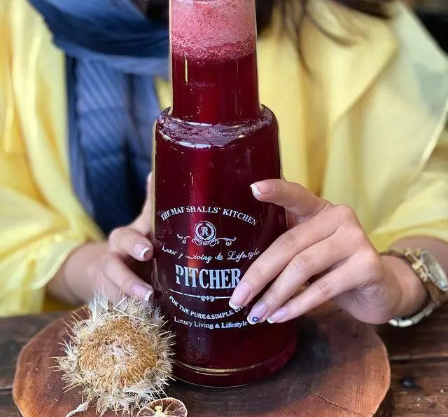 پارچ اسموتی یا آبمیوه قرمز رنگ کافه چوب سبز از The Mai Shalls' Kitchen، تجربه‌ای لوکس از نوشیدنی طبیعی.