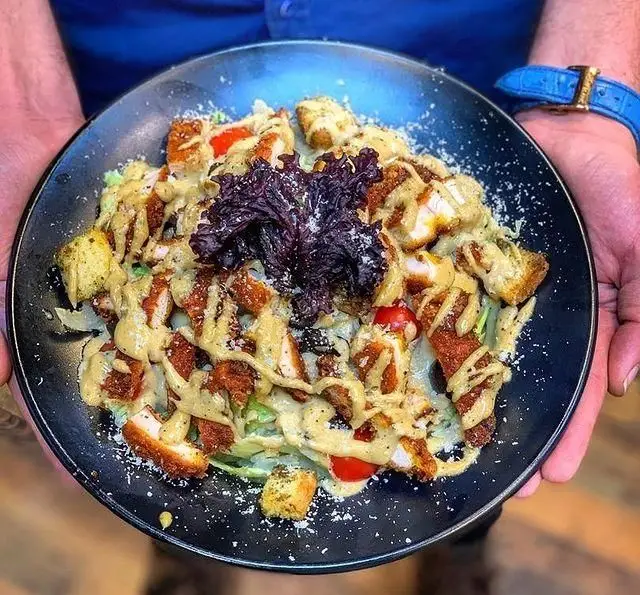 سالاد سزار مرغ سوخاری و کروتون با سس ویژه کافه چوب سبز. غذایی اشتهاآور و محبوب از منوی کافه برای تجربه ای دلنشین.