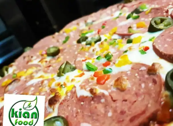 پیتزا سوسیس کالباس با پنیر فراوان، فلفل دلمه رنگی و زیتون، از تهیه غذای شباهنگ. مناسب برای سفارش آنلاین غذای آماده.