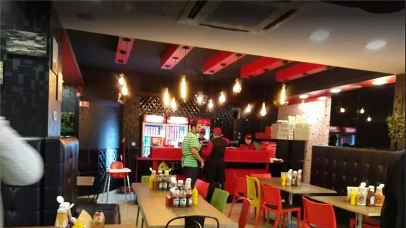 فضای داخلی مدرن و جذاب رستوران پیتزا ناخدا با میزهای چوبی، صندلی‌های راحت و نورپردازی گرم، آماده پذیرایی از مشتریان عزیز.