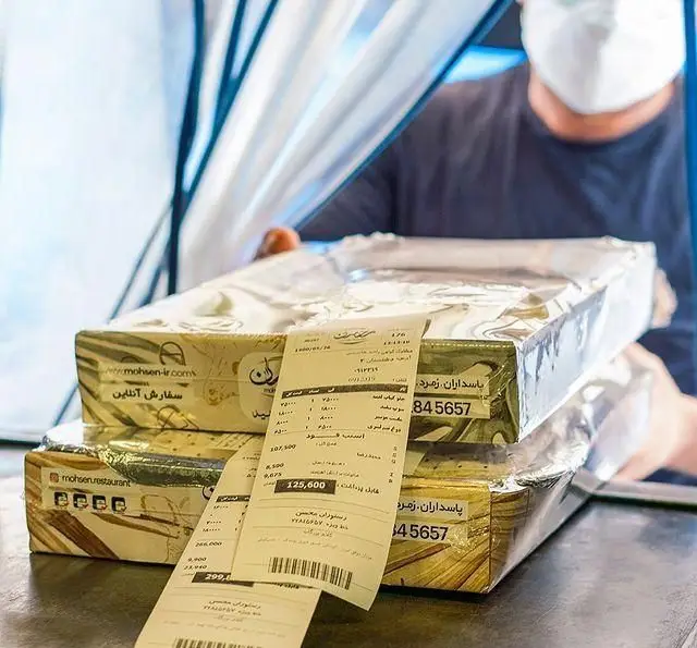 بسته‌بندی غذای سفارش آنلاین از رستوران محسن به همراه فیش جزئیات. آماده‌سازی و تحویل سریع و بهداشتی کباب و غذاهای ایرانی.