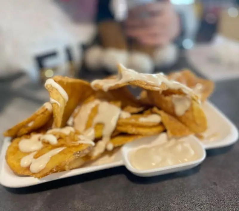 چیپس‌های خانگی خوشمزه رستوران بیگ بنگ با سس مخصوص، یک پیش‌غذای عالی برای لذت بردن از طعم‌های بی‌نظیر.