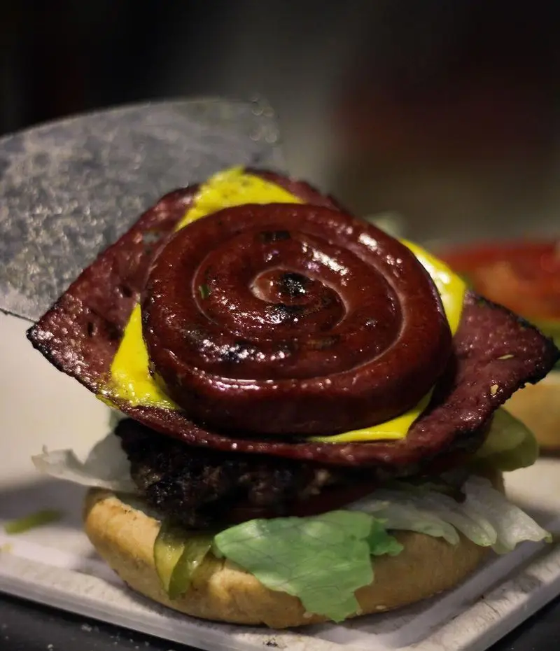 همبرگر خاص رستوران بیگ بنگ با پتی گوشت تازه، سوسیس دست‌پیچ کباب شده، ژامبون و پنیر. تجربه‌ای هیجان‌انگیز از طعم فست فود.