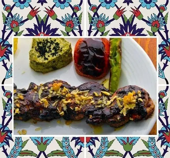 کباب مخصوص رستوران باغ طهرون با گوجه، فلفل کبابی و دیپ سبز. تجربه‌ای اصیل از غذای سنتی ایرانی.
