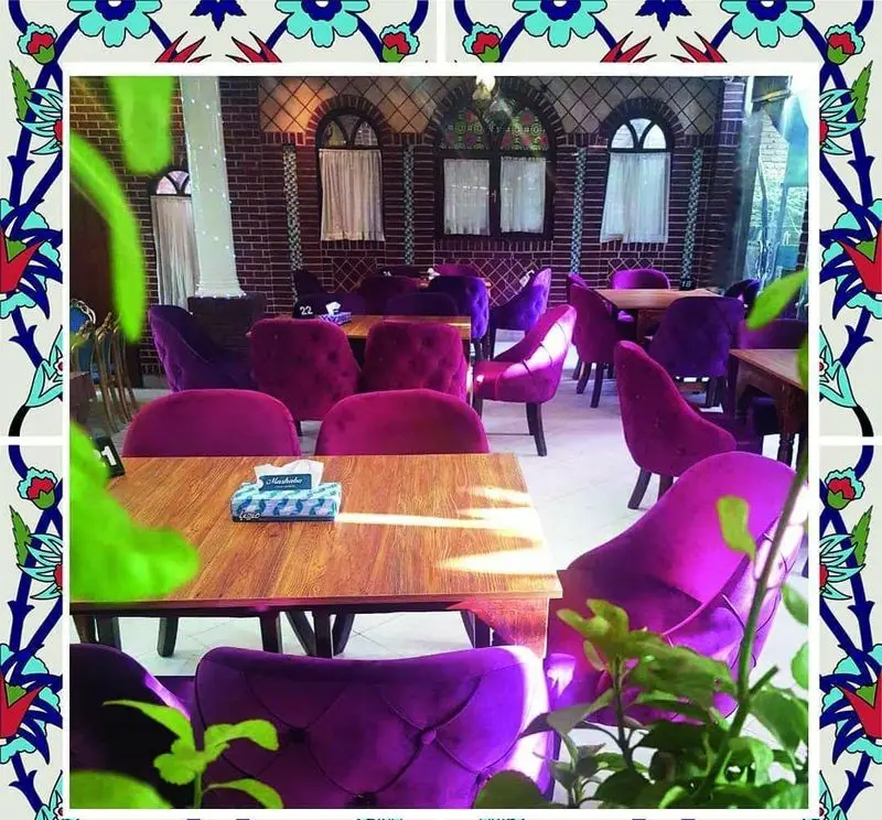 فضای داخلی دنج و زیبای رستوران باغ طهرون با صندلی‌های مخمل بنفش و میزهای چوبی، مناسب کافه و رستورانگردی در تهران.