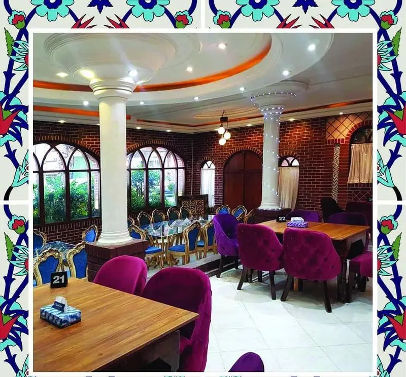 نمایی دلنشین از دکوراسیون داخلی رستوران باغ طهرون با دیوارهای آجری، پنجره‌های قوسی و میز و صندلی‌های شیک بنفش و آبی.