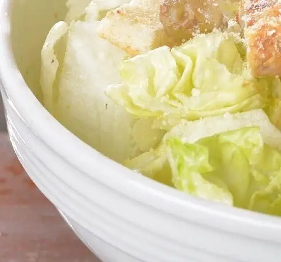 سالاد سزار لذیذ و سالم رستوران باغ طهرون، با کاهوی تازه و ترد، نان تست طلایی و پنیر پارمزان رنده شده. مناسب هر سلیقه.