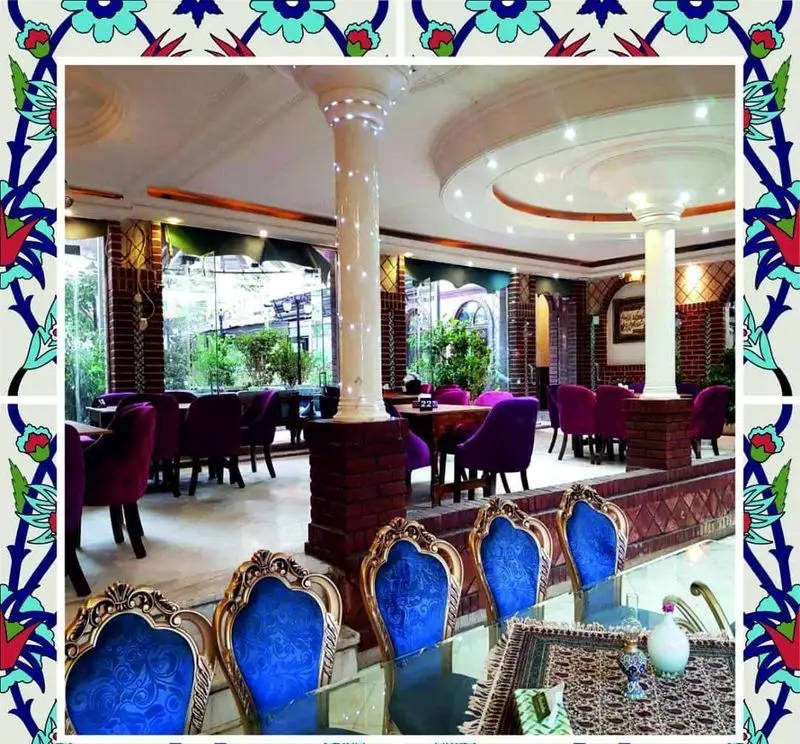 فضای داخلی دلنشین و مجلل رستوران باغ طهرون، با صندلی‌های آبی سلطنتی و مخمل بنفش، دکوراسیون سنتی ایرانی و چشم‌انداز زیبای باغ.