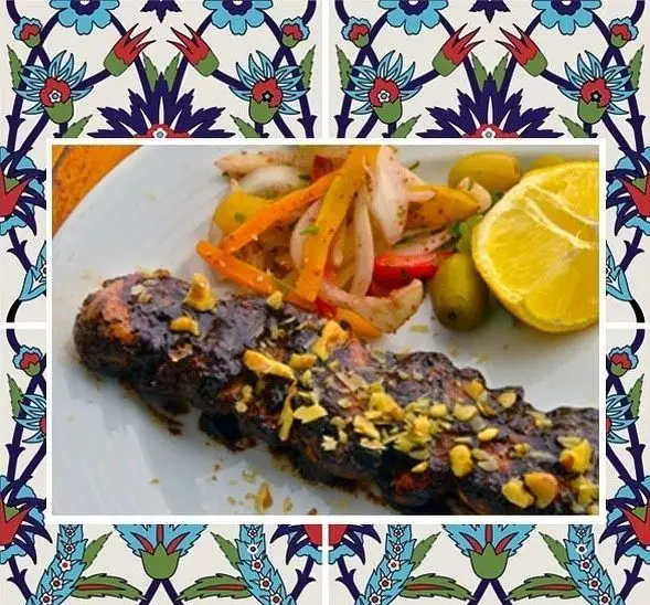 غذای ویژه رستوران باغ طهرون: کباب چوبی یا شیشلیک با مغز پسته، سالاد رنگی، زیتون و لیموترش تازه. تجربه‌ای دلنشین از غذای سنتی ایرانی.