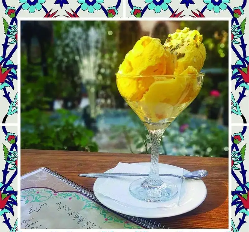 بستنی زعفرانی خوشمزه در فضای سرسبز و دلنشین رستوران باغ طهرون، تجربه‌ای خنک و لذت‌بخش در کنار منوی متنوع.