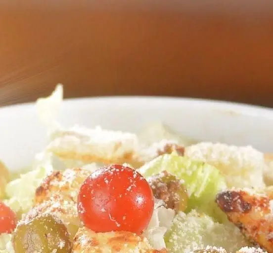 تصویر سالاد سزار ویژه رستوران باغ طهرون شامل کاهو تازه، تکه‌های مرغ گریل شده، گوجه گیلاسی، زیتون و پنیر پارمزان.