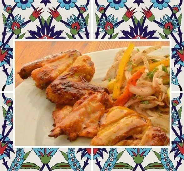 مرغ کبابی خوشمزه رستوران باغ طهرون، همراه با سالاد پیاز و فلفل. محیطی دلنشین با طرح‌های کاشی سنتی ایرانی برای یک تجربه غذایی عالی.