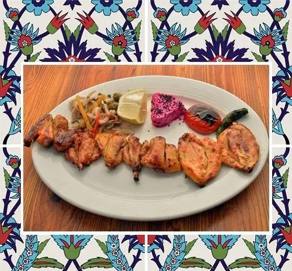 کباب مرغ و جوجه کباب لذیذ در رستوران باغ طهرون، با دورچین سالاد، لیمو، ماست و گوجه کبابی، در فضایی سنتی.