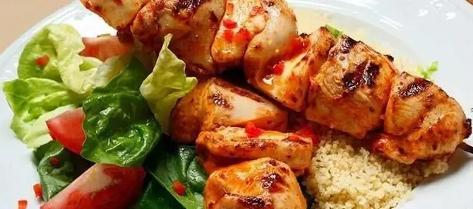 شیش طاووق مرغ گریل شده رستوران عربی پالمیرا، با کوسکوس و سالاد تازه، غذایی سنتی، لذیذ و سالم برای تجربه طعم اصیل خاورمیانه.