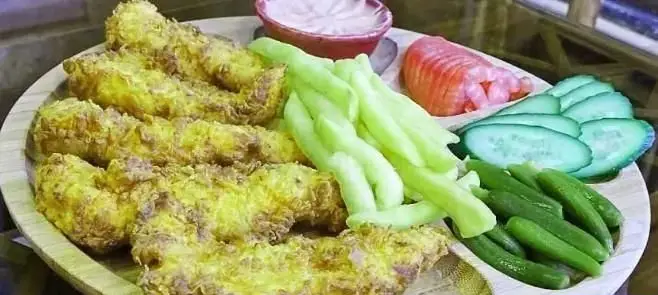 مرغ سوخاری طلایی رستوران عربی پالمیرا با سس مخصوص و دورچین متنوع از خیار، گوجه فرنگی و سبزیجات تازه.