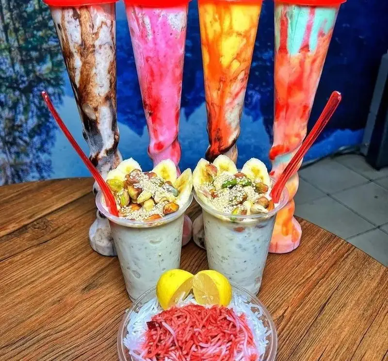 معجون‌های خوشمزه ویتامینه چهارفصل: شیک‌های میوه‌ای رنگارنگ، معجون موز و پسته با آجیل و فالوده لذیذ برای انرژی روزانه.