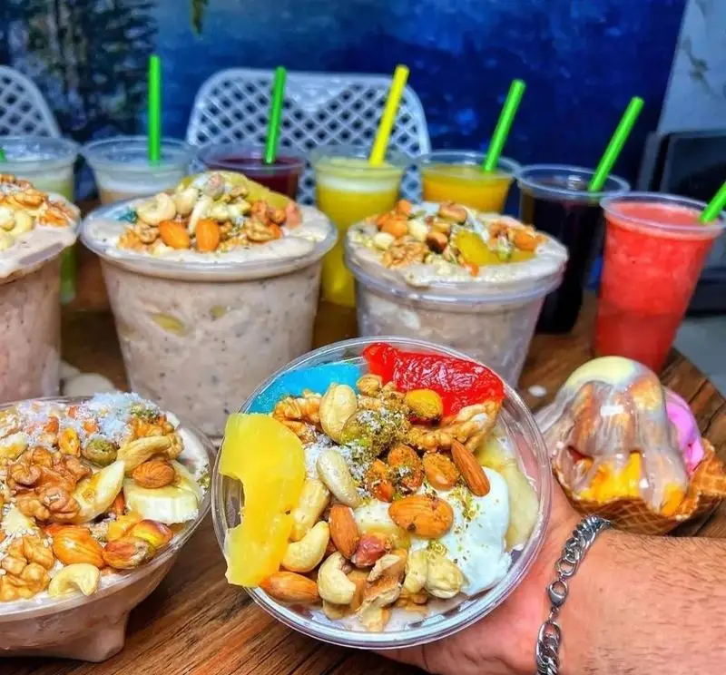 ویتامینه چهارفصل: معجون‌های مقوی، آبمیوه‌های تازه، اسموتی‌های خنک و بستنی‌های خوشمزه با مغزیجات فراوان و موز، بهترین انتخاب برای هر فصل.