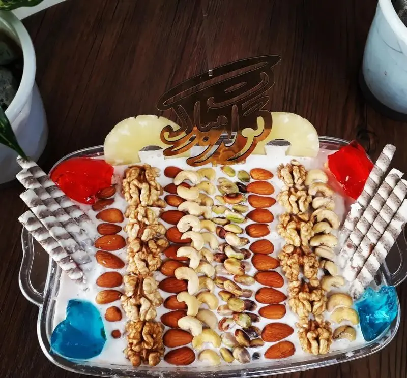 دسر ویتامینه چهارفصل، بستنی مخصوص با ترکیب بی‌نظیر آجیل (گردو، بادام، پسته)، میوه، ژله و ویفر. مناسب نوروز و مهمانی.