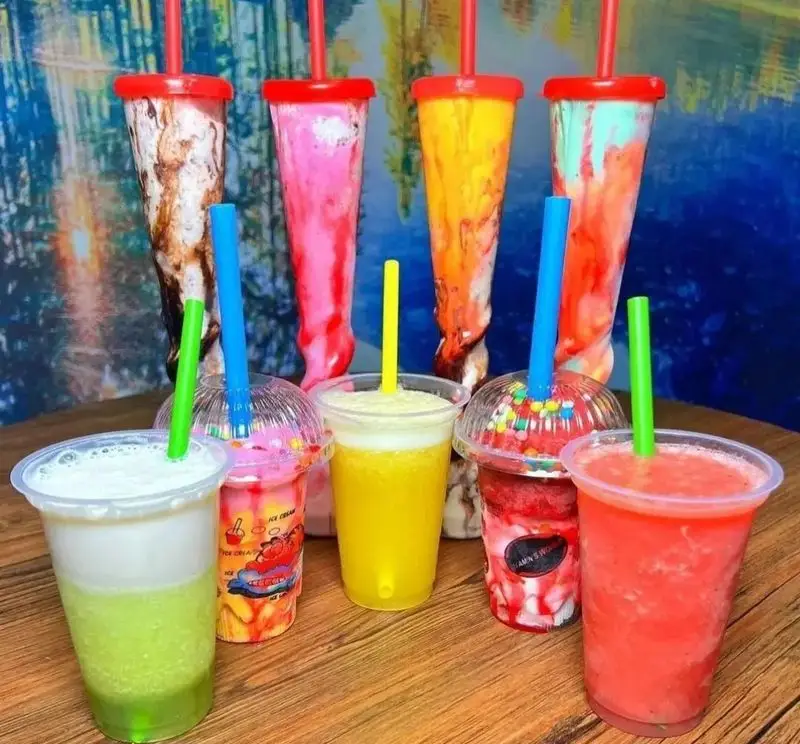 نوشیدنی‌های خنک و جذاب ویتامینه چهارفصل: اسموتی، شیک میوه و معجون‌های پرانرژی با طعم‌های متنوع در لیوان‌های رنگارنگ.