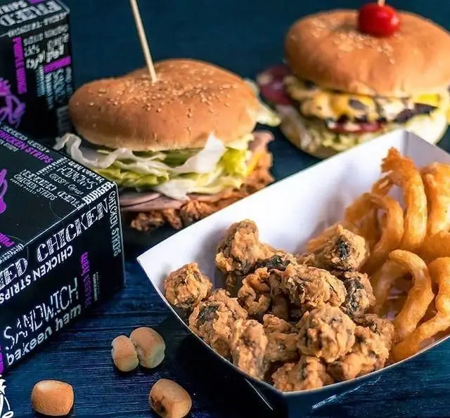 همبرگرهای لذیذ، قارچ سوخاری ترد و پیاز حلقه‌ای تازه از فست فود خانه کوچک. همراه با باکس ساندویچ مرغ و چیکن استریپس.